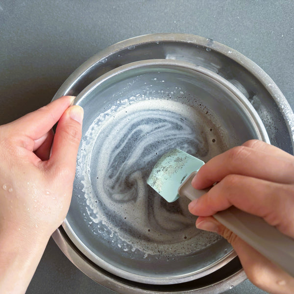 mixing the mixture to evenly distribute the sesame seeds