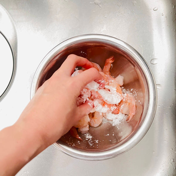 mixing the shrimp with potato starch
