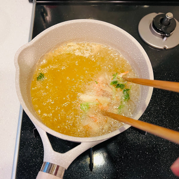 frying the kakiage on the other side