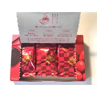 Meiji Rich Chocolate Chocolate Sand Strawberry Sandwich Cookies (Pack of 5)