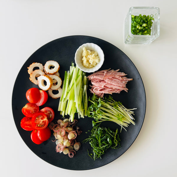 preparing the ingredients for somen