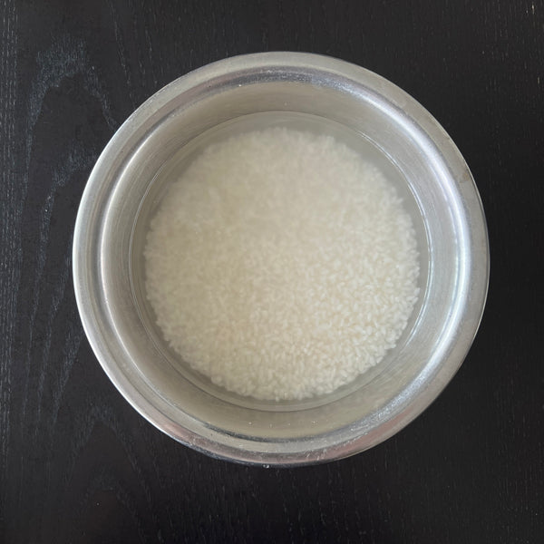 washing and soaking the rice