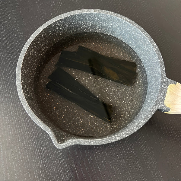 putting kombu in a pot with water