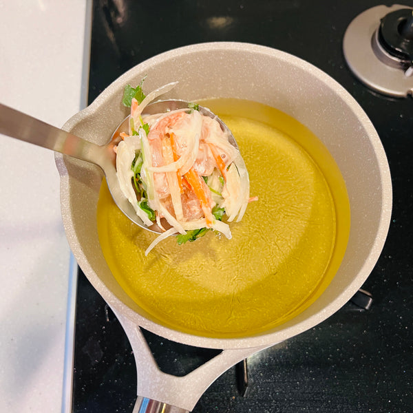 putting kakiage in the hot oil