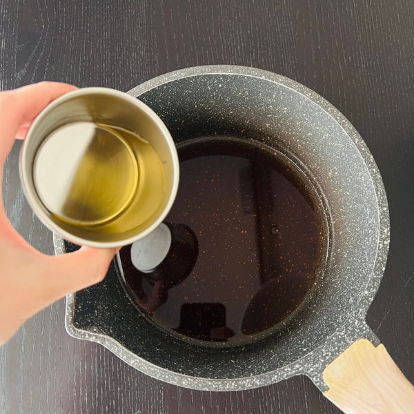 making the dipping sauce for kakiage