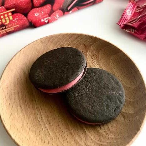 Meiji Rich Chocolate Chocolate Sand Strawberry Sandwich Cookies (Pack of 5)