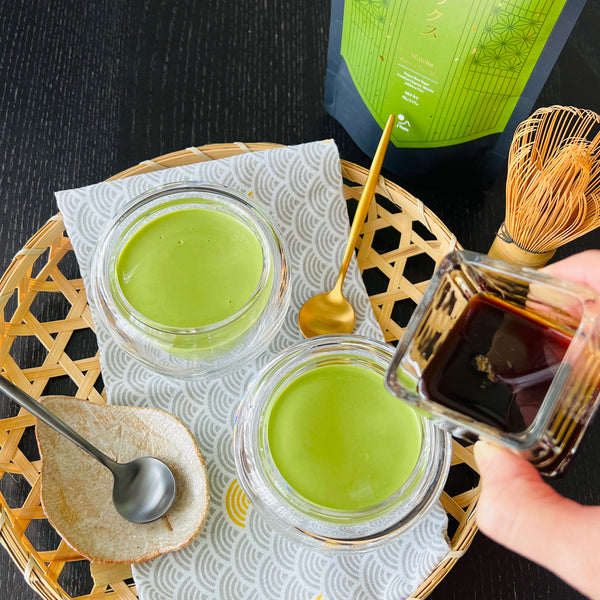 pouring the brown sugar sauce over the matcha pudding